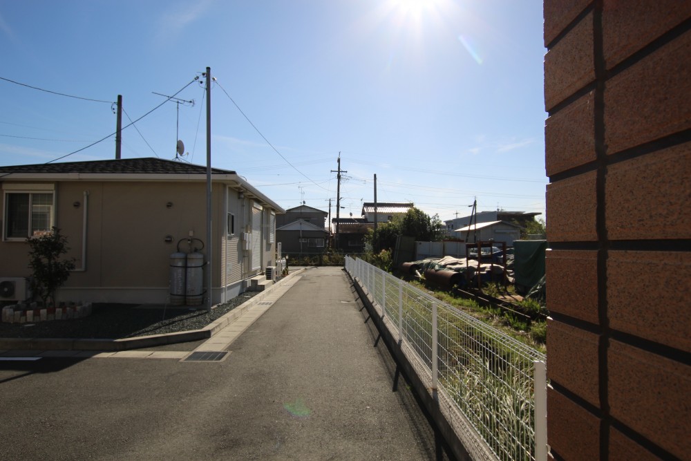 南面の道路からはこんなにも奥まっている。