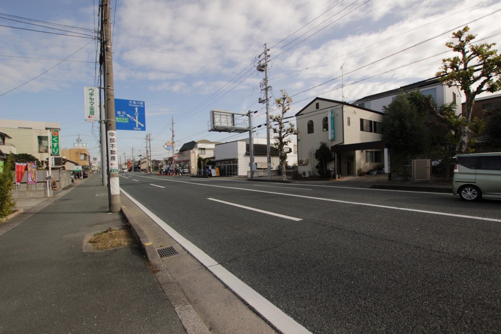 152号線。片側2車線の広い道路。