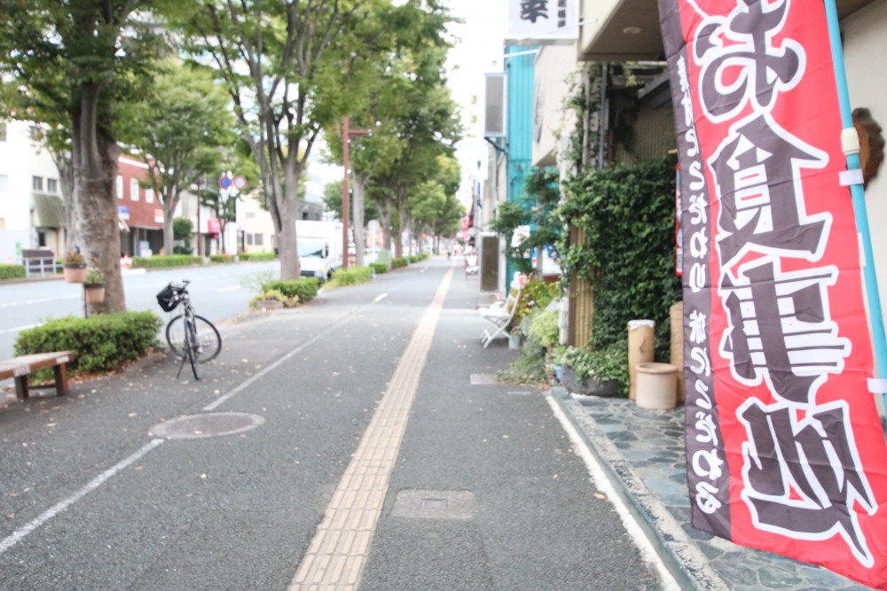 近くには美味しいお店がたくさんある通りがあって、外食に困ることはありません！