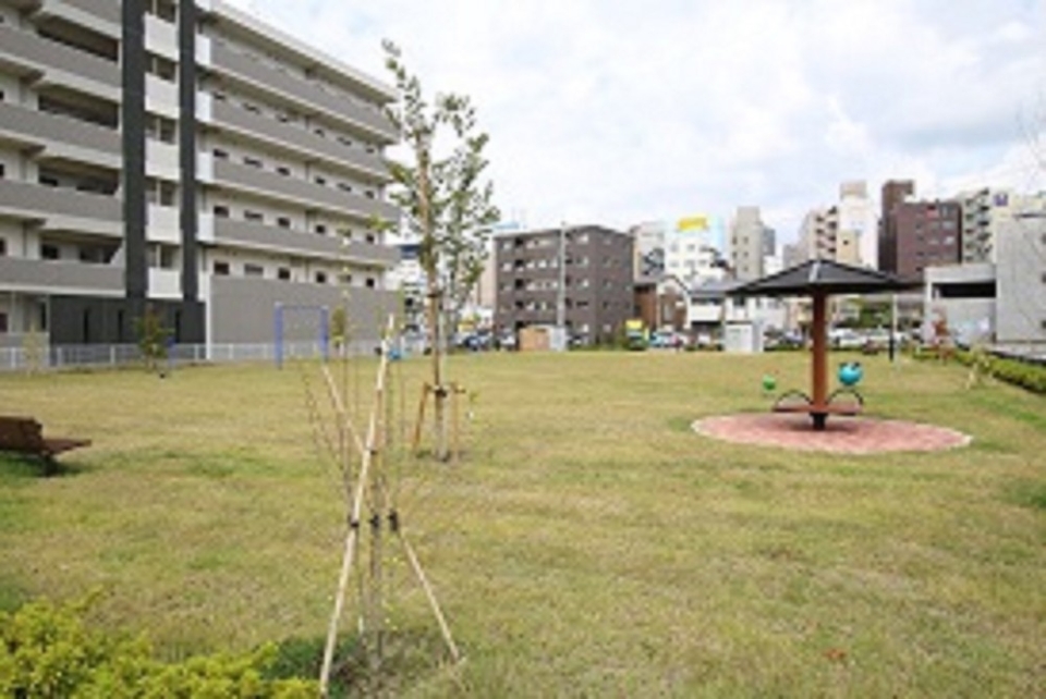 マンションの裏側には公園があります。嬉しい！！