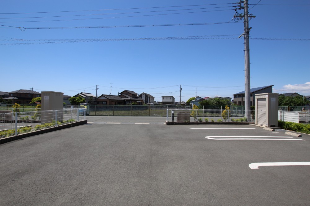 突然の来客も大丈夫！広い駐車場、敷地内はすべて専有面積。