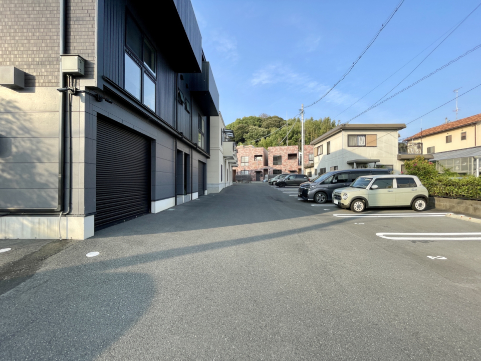 敷地内の奥まったスペースに建ちます