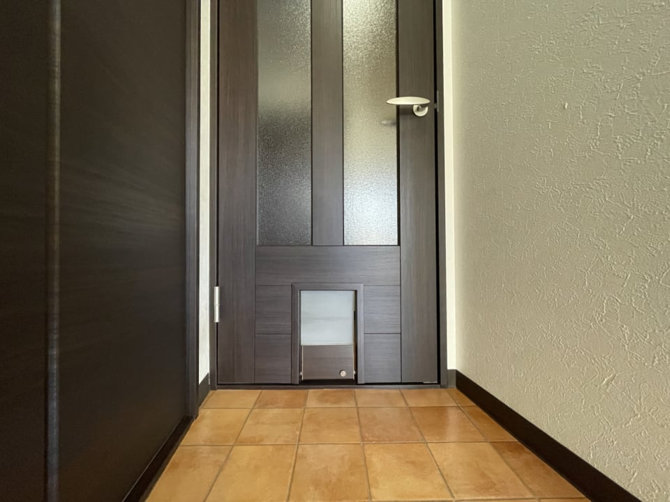洋室の扉の下に小さな四角