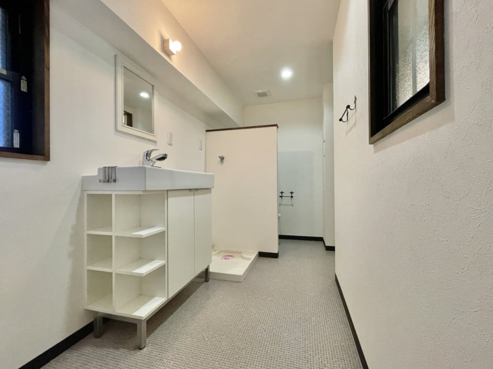 奥行きがある脱衣洗面所。壁の向こうにトイレがあります