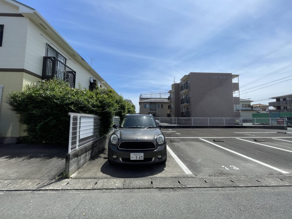 駐車場は建物から60m程の敷地外です