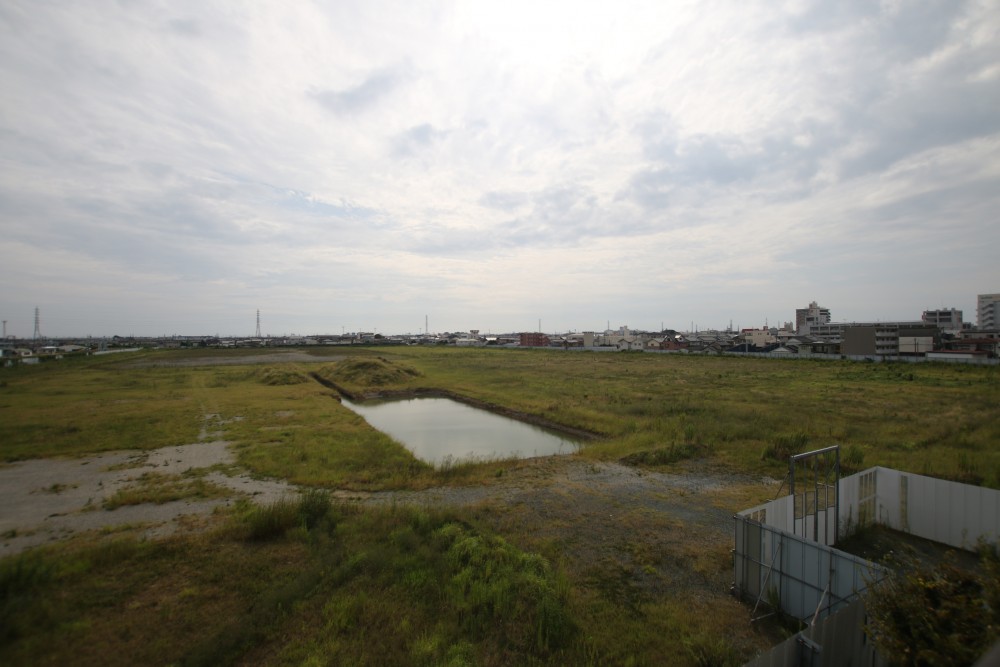 バルコニーからの景色　（もしかしたら、何か建つかもしれません・・・。）