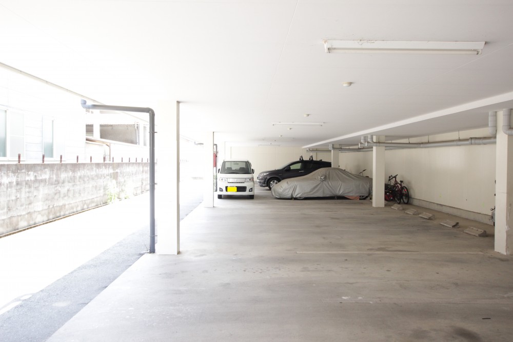 雨の日でも荷物の出し入れがしやすいピロティ。ただ車の出し入れはしづらい。