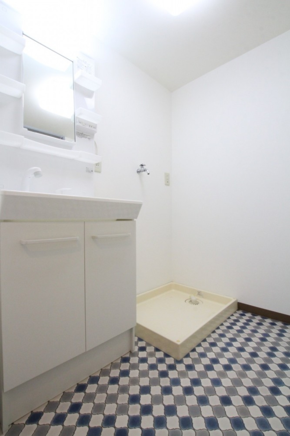 洗面室とトイレには、同じように昭和レトロなデザインの床