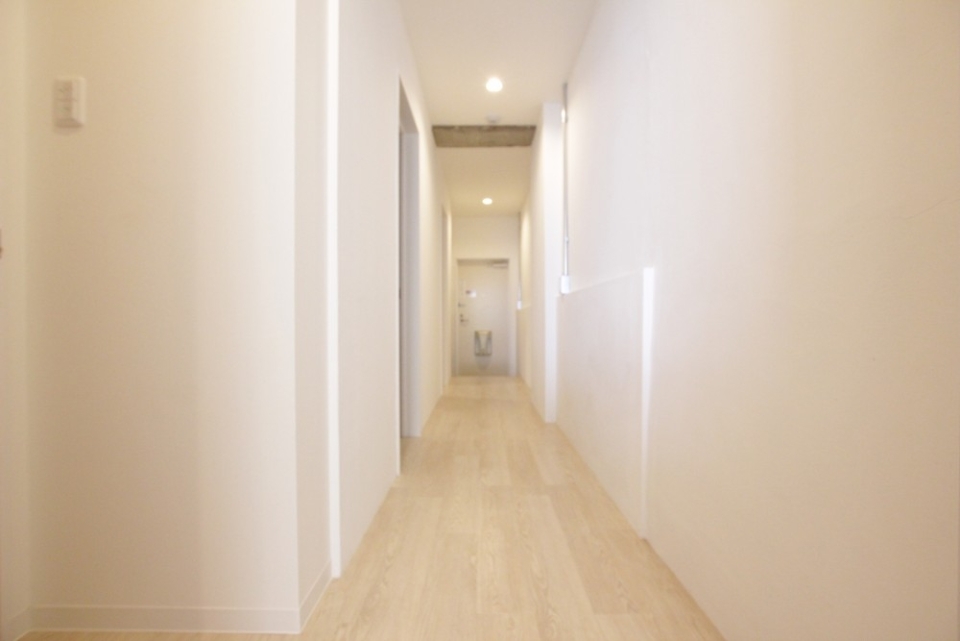 真っ白な廊下は、人感センサーでライト点灯。