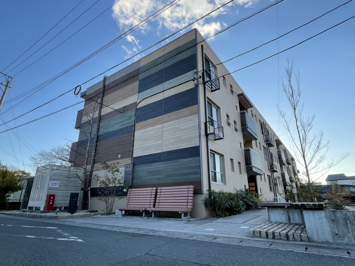 誰かを呼びたくなるお洒落な外観。建物脇にはベンチも