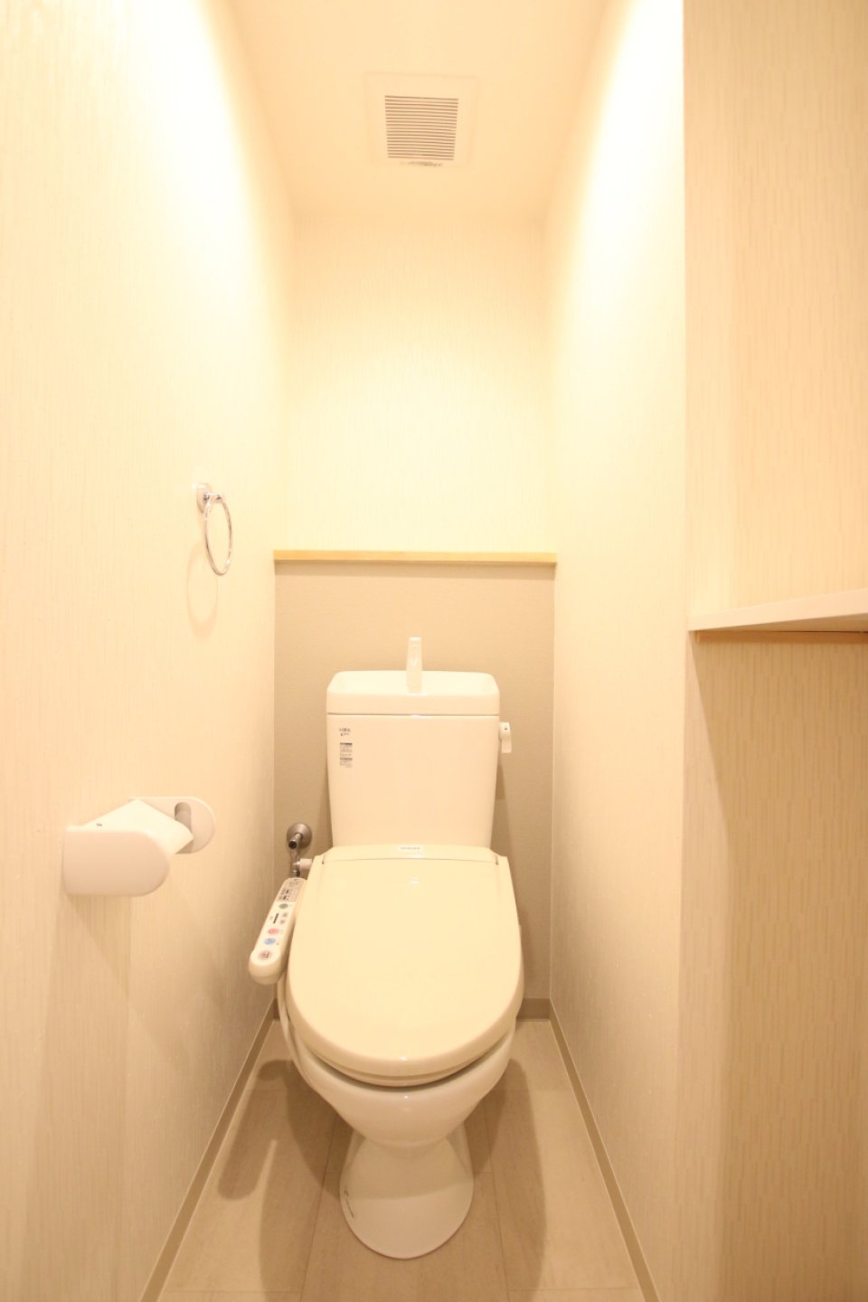 トイレはシンプルながら収納棚が嬉しい