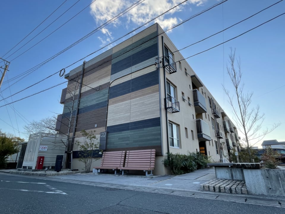 誰かを呼びたくなるお洒落な外観。建物脇にはベンチも