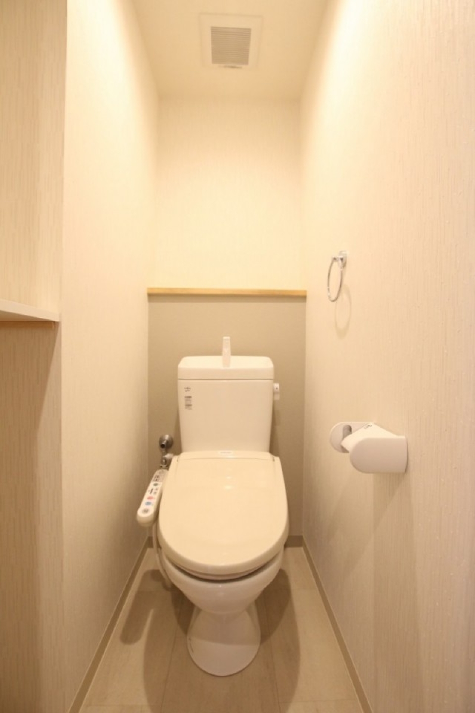 トイレはシンプルながらも使い易い収納棚あります。