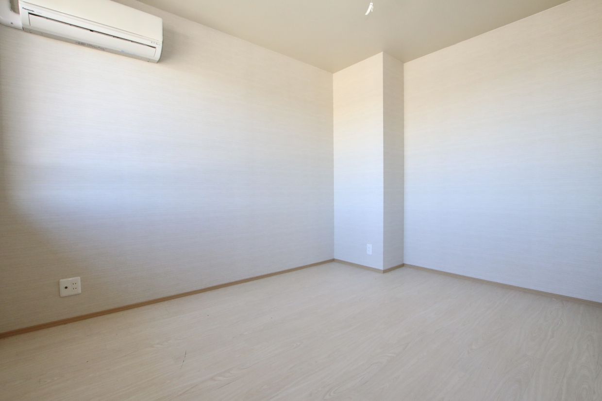 白くてシンプルなお部屋。書斎や趣味部屋としても