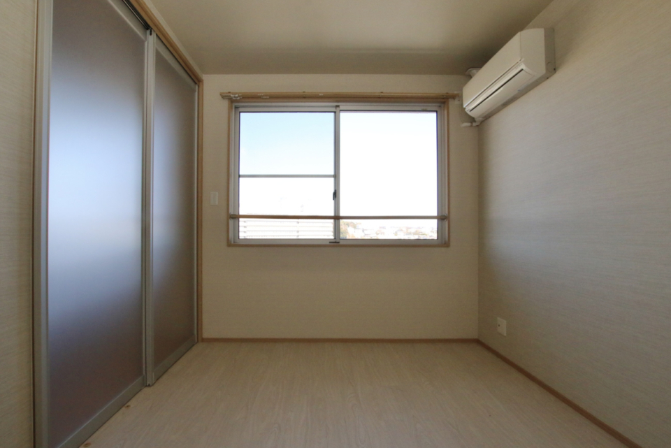 4.8帖の洋室。出ると土間です