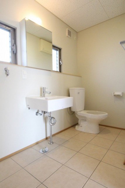 トイレと洗面台が同じスペースにあります。