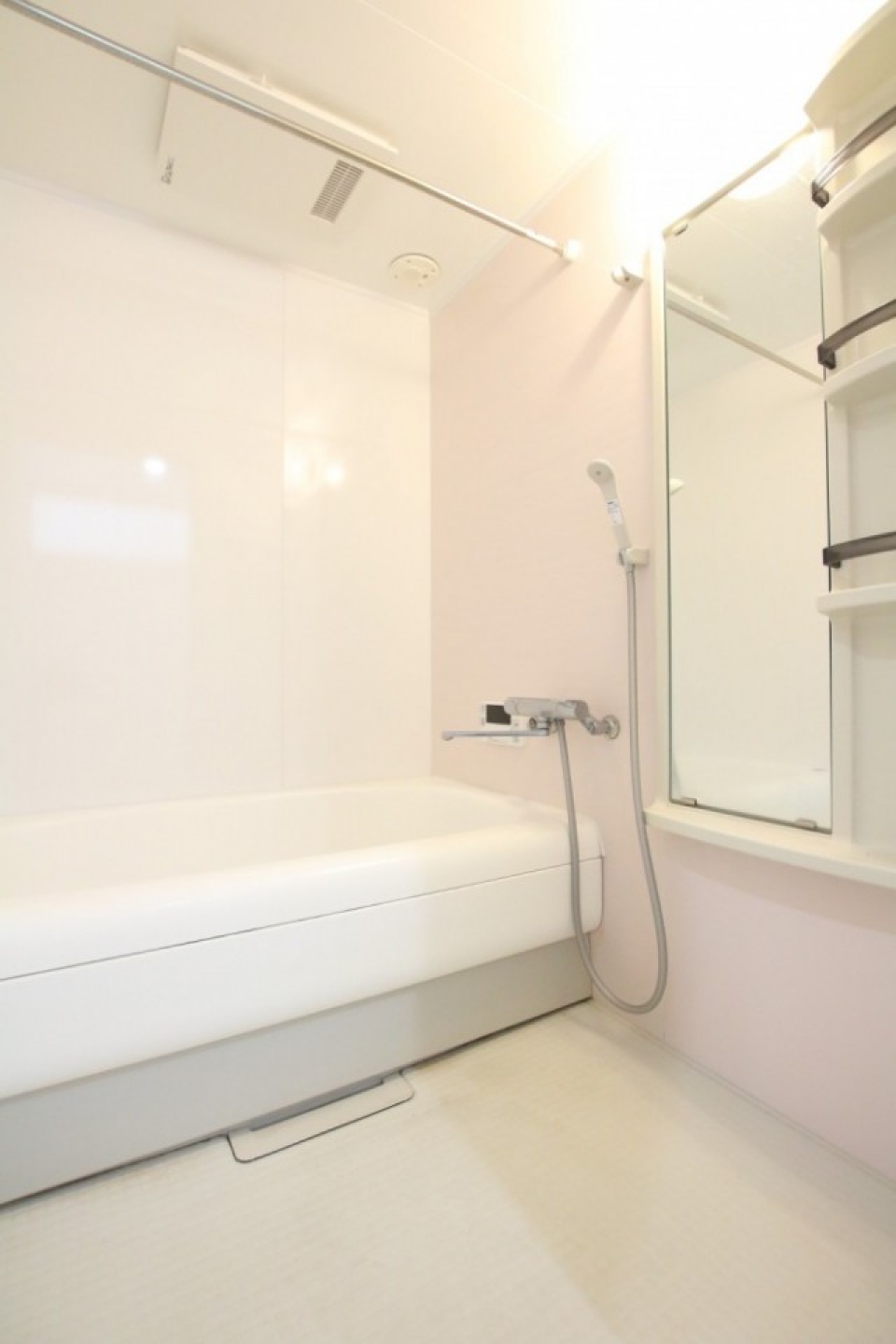 ピンクの壁のかわいいお風呂