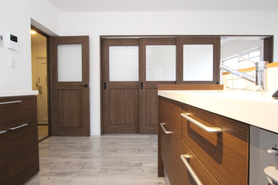 キッチン収納扉・カップボード・建具と内装カラーの統一感がありGOOD。