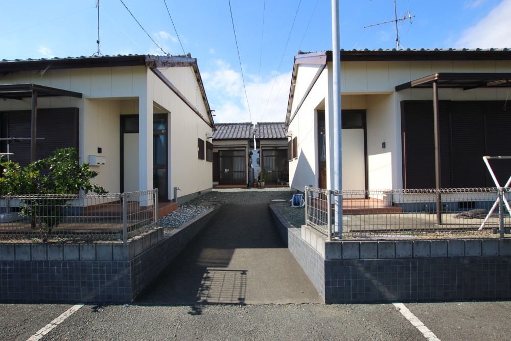 4棟の平屋戸建が並ぶ。