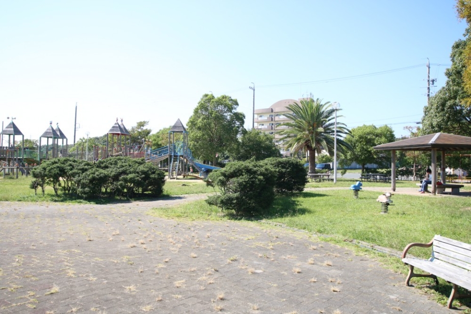 目の前に大きな公園と幼稚園があります。子育て環境GOOD！