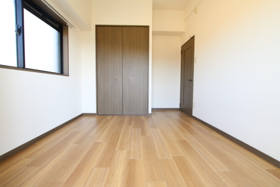 5.7帖の洋室の収納スペースは小さめ。