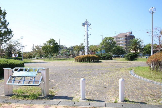 西岸中央公園と一際目立つマンション。