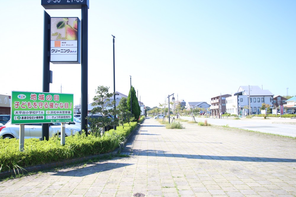 遠鉄ストアがすぐそば。道路や歩道が広いのも大平台のいいところ。