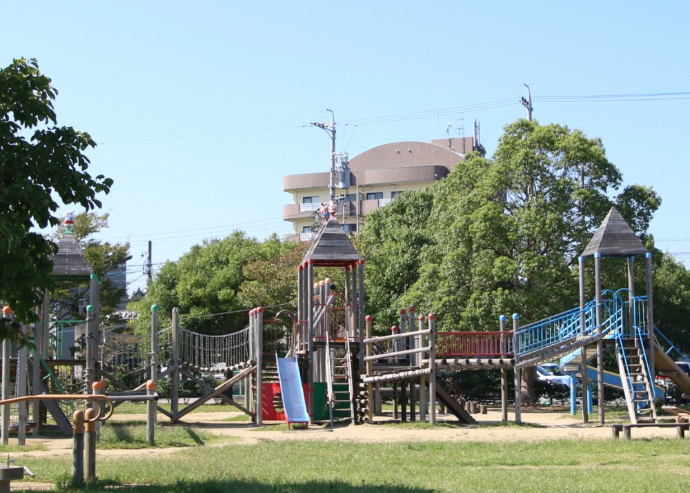 遊具が充実している西岸中央公園が目の前。