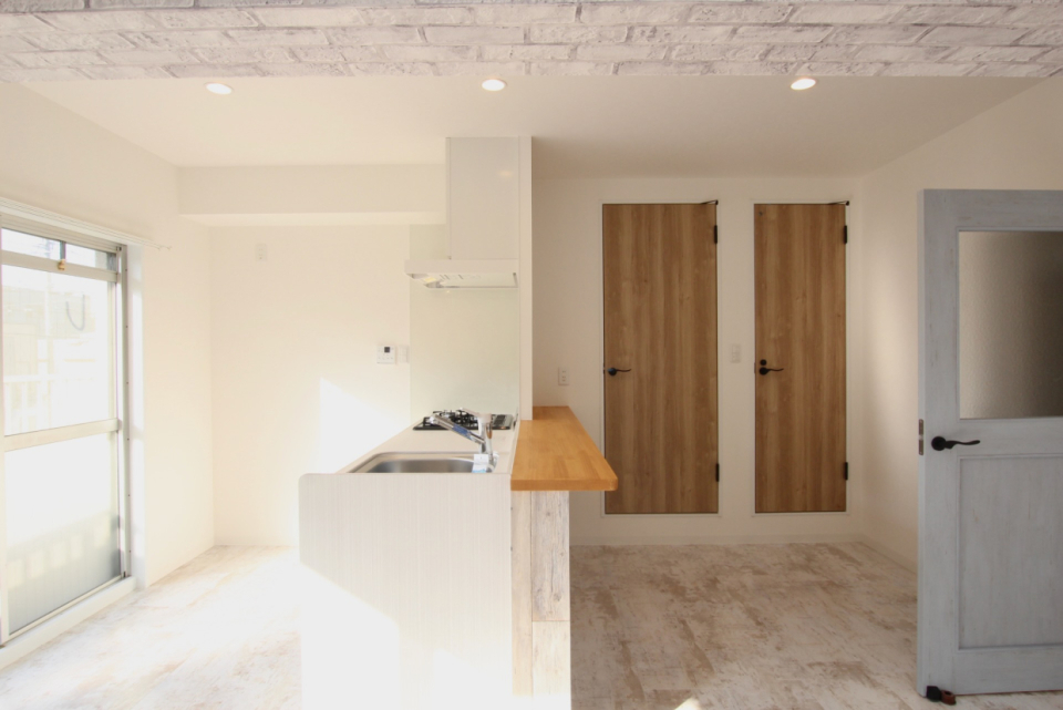 カウンター付きのキッチンにかわいい建具が素敵な景色