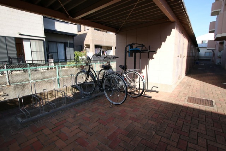 自転車置き場はしっかりと屋根有です