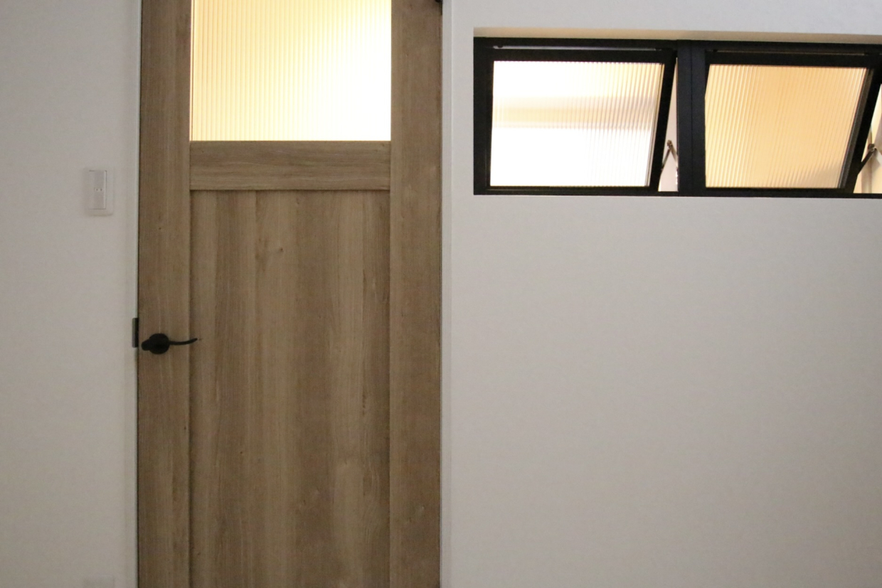 すりガラスの室内窓がかわいい