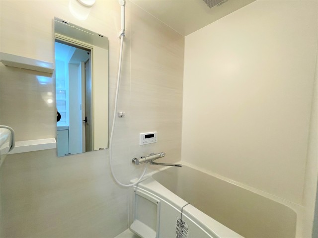 白を基調とした浴室。