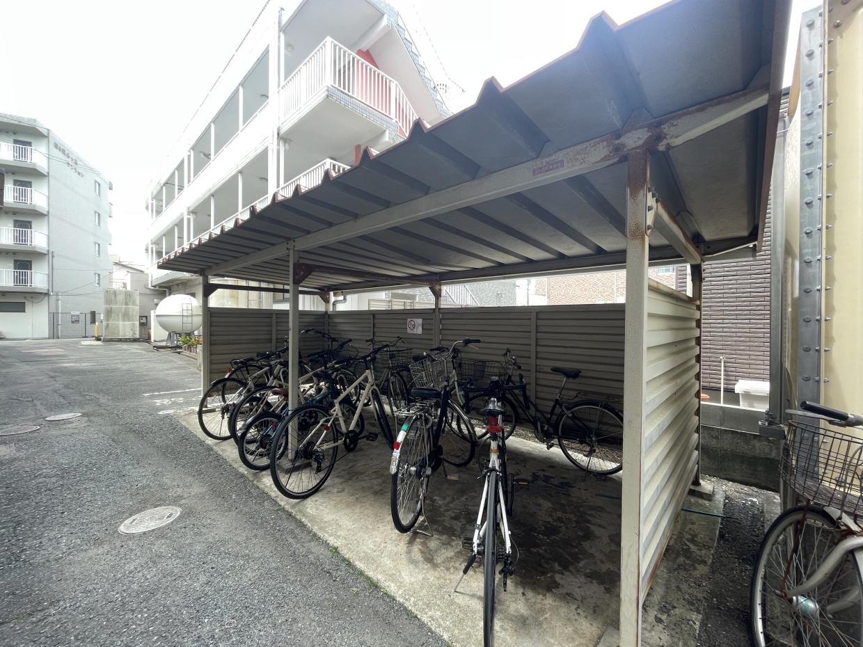 屋根付き駐輪場も完備