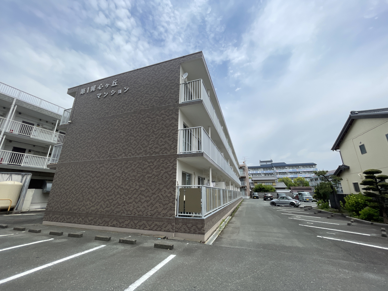外観は落ち着いた雰囲気のRCマンションです
