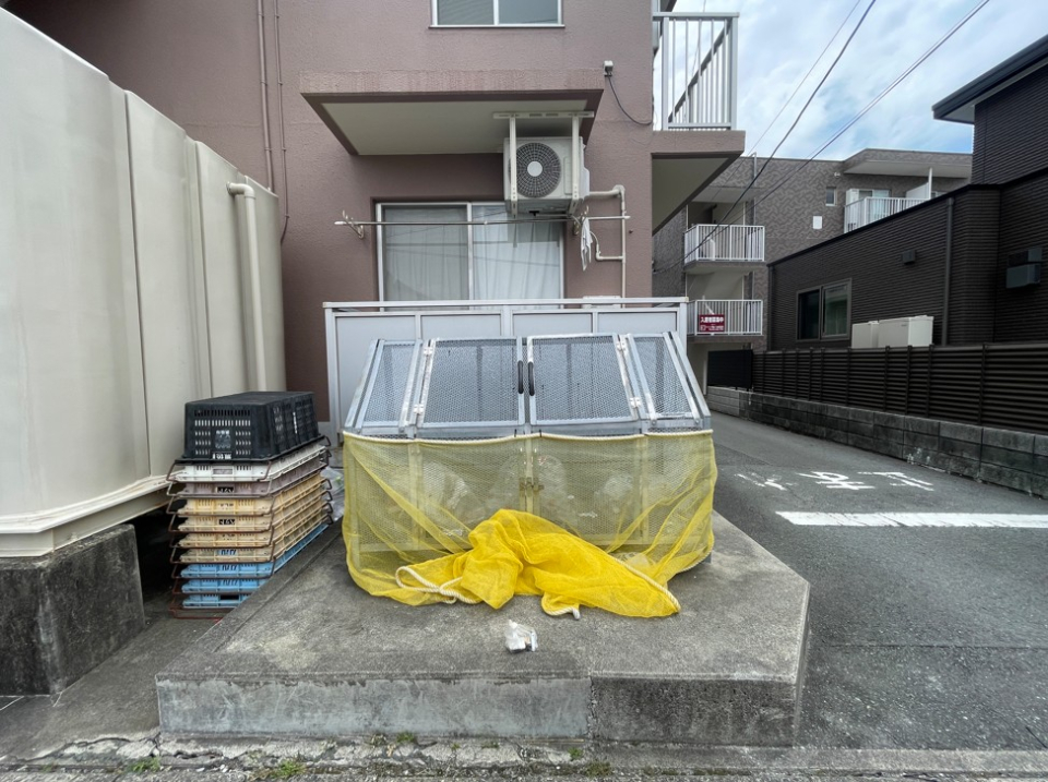 ゴミ捨て場は駐車場入り口にあります