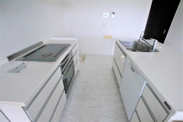 大きなキッチンはIH3口コンロ、ミーレの食洗機、オーブン付きです！