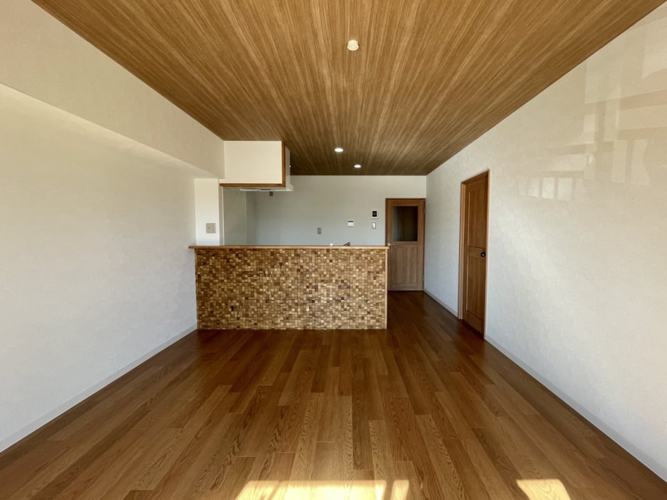 木と白い壁のコントラストがとてもきれい