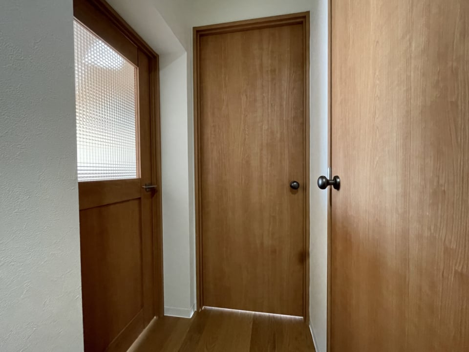 廊下の扉たち。帰宅するととってもかわいい扉3人(?)衆がお出迎えです