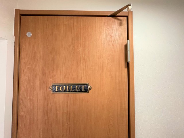 カフェのようなトイレの扉