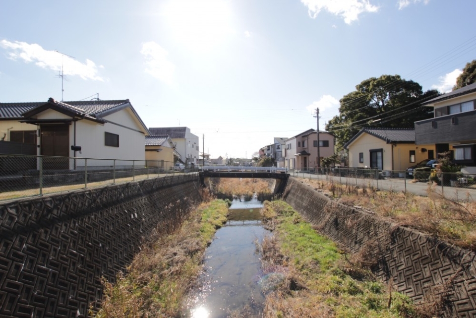 川のせせらぎの音を聞きながら。