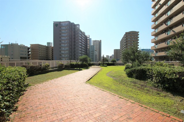 立体駐車場屋上にある共用の広場。街中では珍しい気持ちの良い場所♪