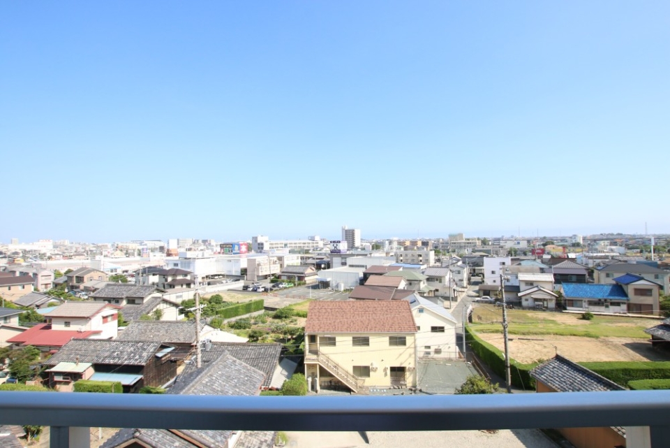 ベランダからの景色が最高！見てください！この広い空！