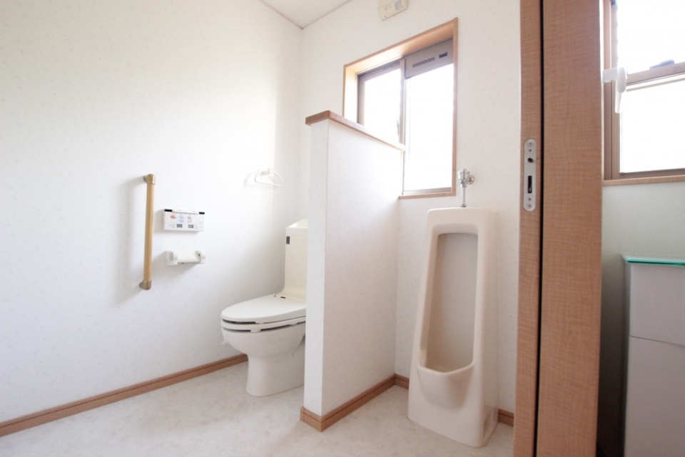 1階トイレは、男性専用もあります。廊下に洗面台。