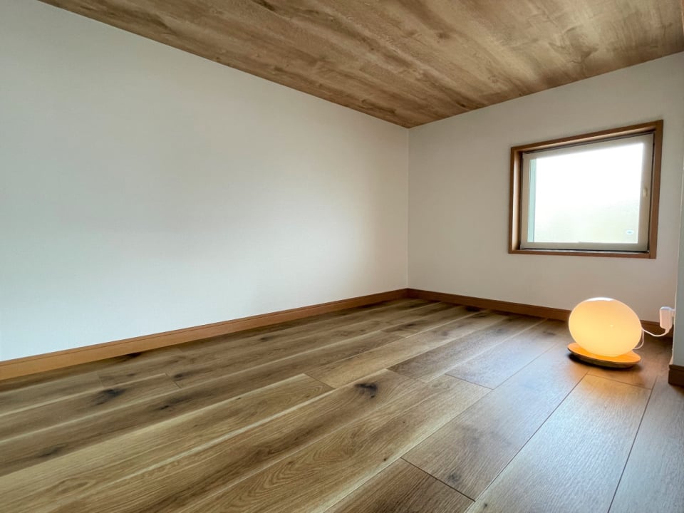 ロフトは2.5帖。大きめの窓があって明るいですね