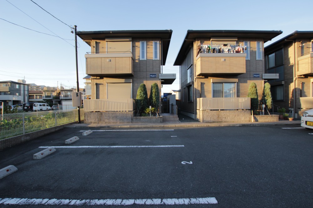 写真左の建物です。目の前が駐車場。