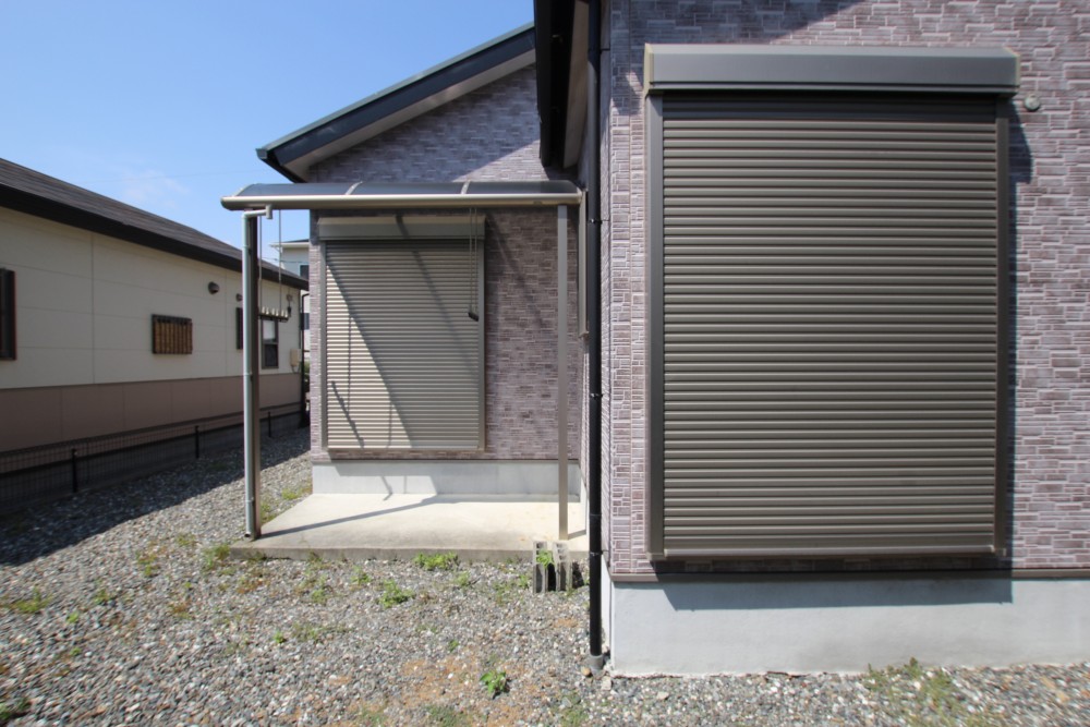 主要部窓にシャッター雨戸付き。