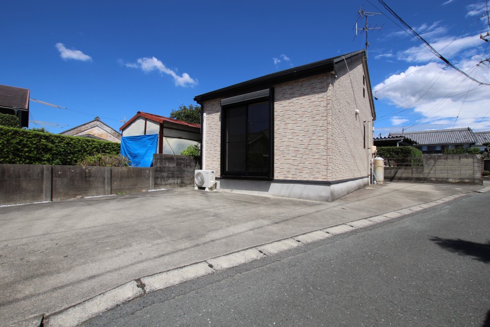 三角地帯にポツリと１つ建てられた平屋住宅。