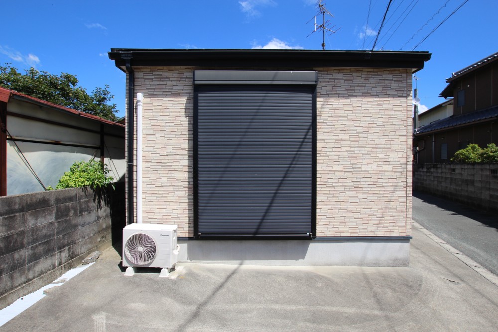 掃き出し窓にはシャッター雨戸が付く。