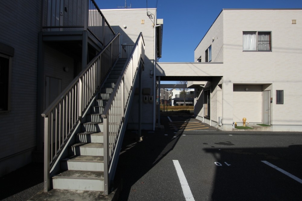 駐車場から階段が一直線！雨の日注意！