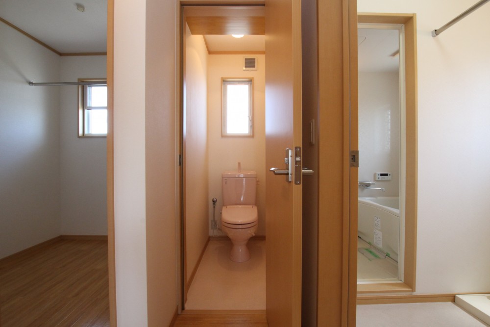 左からクローゼット、トイレ浴室